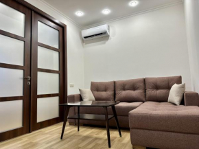 Newly-renovated comfortable apartment next to Metro Station